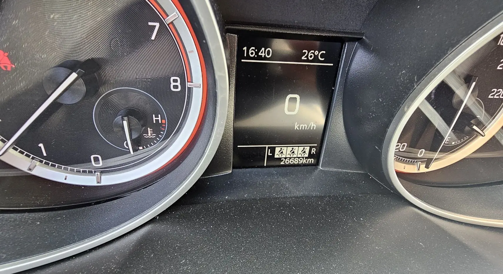 Gros plan sur le tableau de bord du Renault Scénic 2020, affichant 0 km/h, température 26°C et 26689 km au compteur.