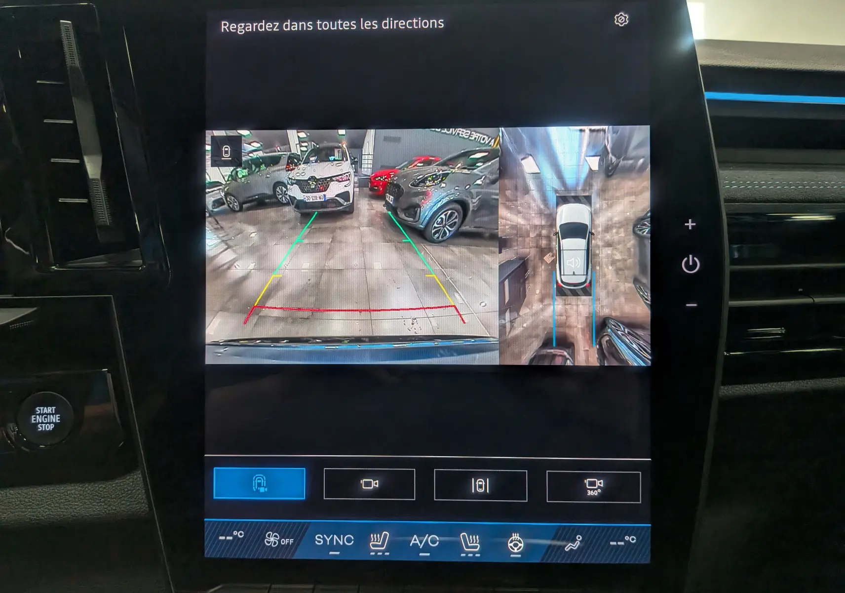 Écran central du Renault Austral hybride montrant la caméra de recul et la vue 360° intérieure du véhicule.