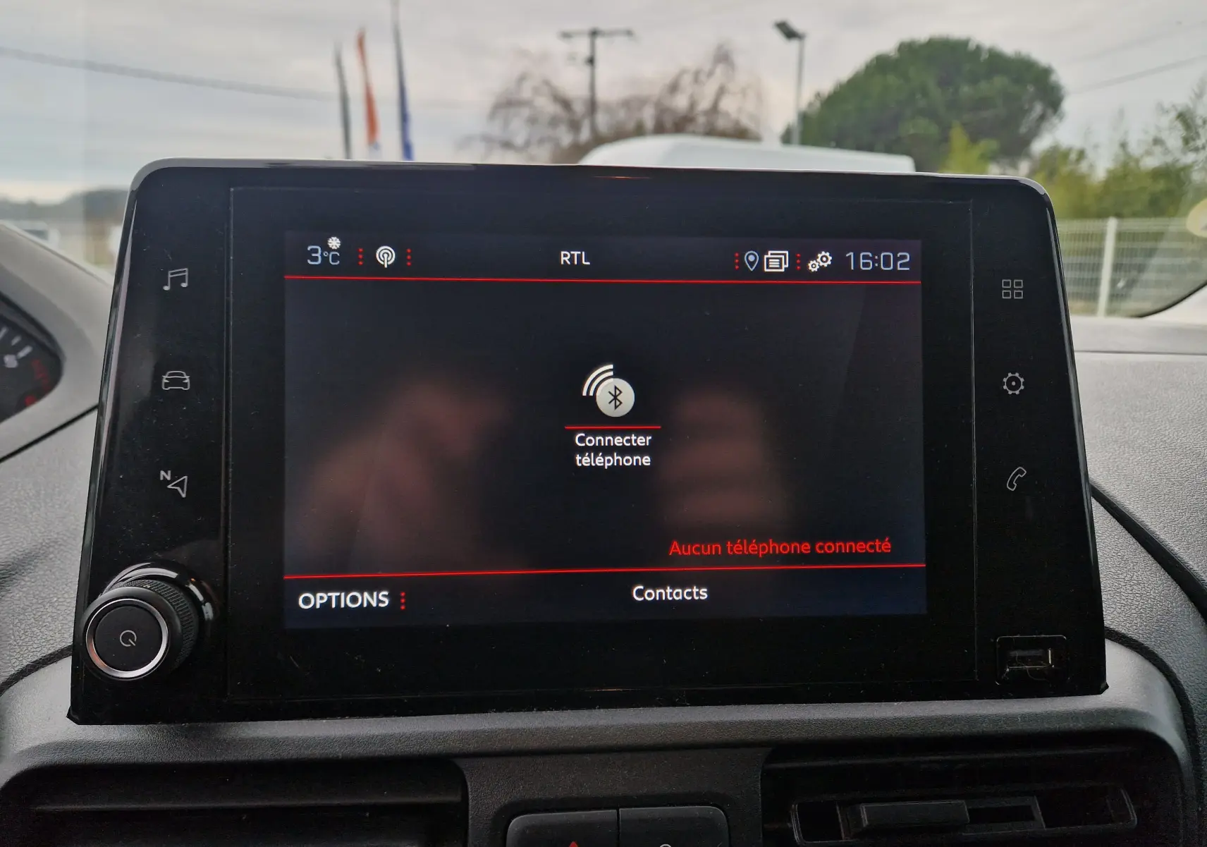 Écran tactile central du Peugeot Partner blanc 2020, affichant la connexion Bluetooth au téléphone, vue intérieure frontale.