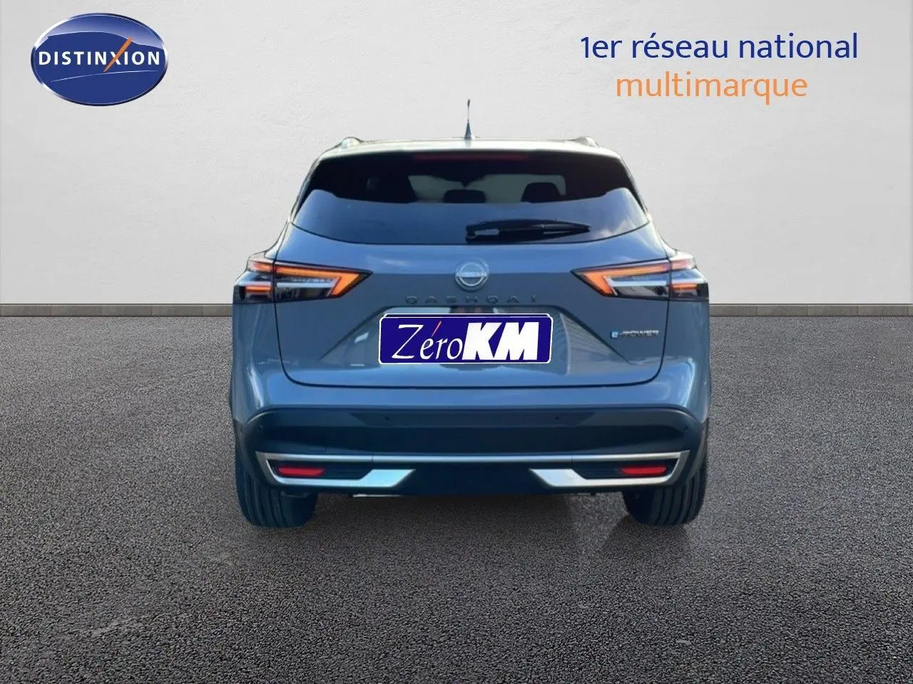 Vue arrière du Nissan Qashqai 1.5 E-POWER gris argile métal avec feux LED et hayon fermé.