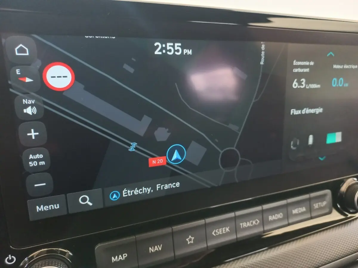 Écran tactile central du tableau de bord du Hyundai Kona 2022 affichant la navigation et les données de consommation.