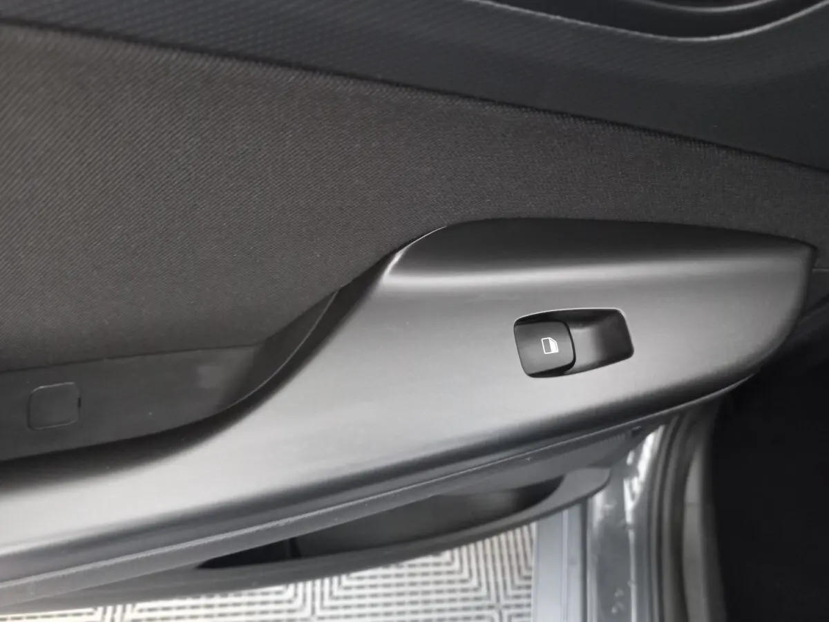 Bouton de verrouillage de porte sur la garniture intérieure côté conducteur d'une Hyundai Kona gris foncé 2022.