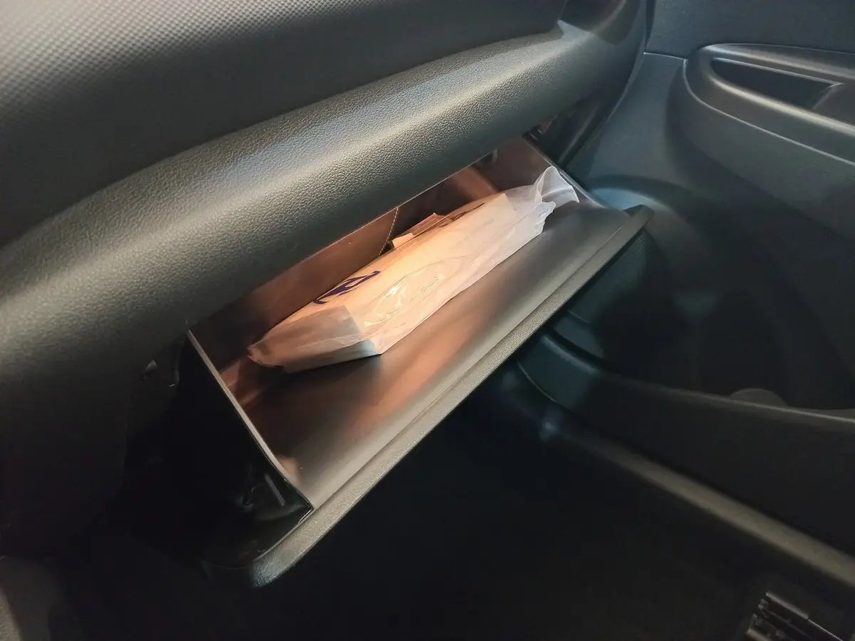 Gant de boîte à gants ouvert côté passager du Hyundai Kona 1.6 Hybrid 2022, intérieur noir.