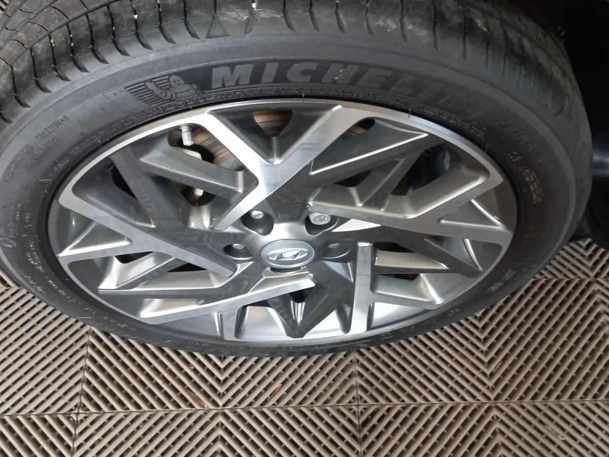 Gros plan sur la jante alliage grise au design géométrique du Hyundai Kona 1.6 Hybrid 2022 avec pneu Michelin.