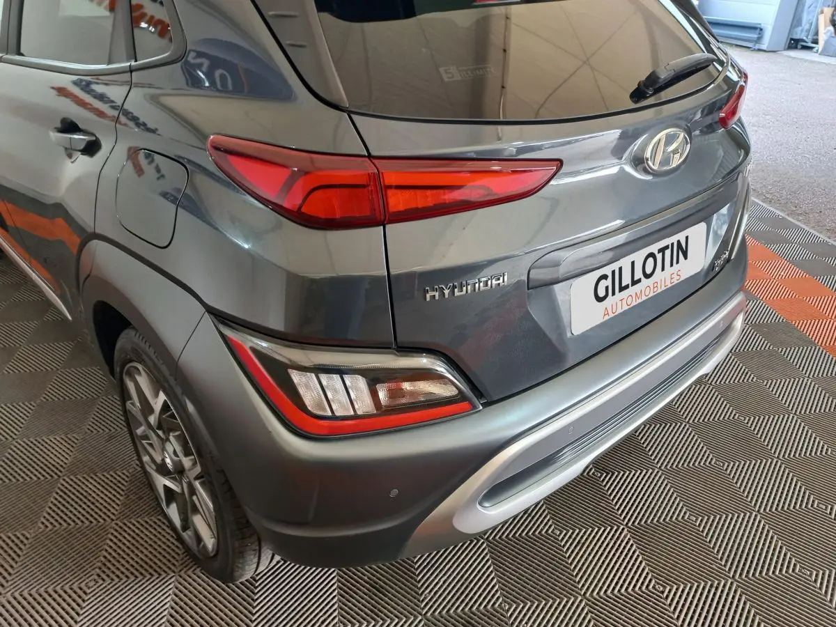 Vue 3/4 arrière droite du Hyundai Kona gris foncé mettant en valeur les feux arrière et le logo Hyundai.