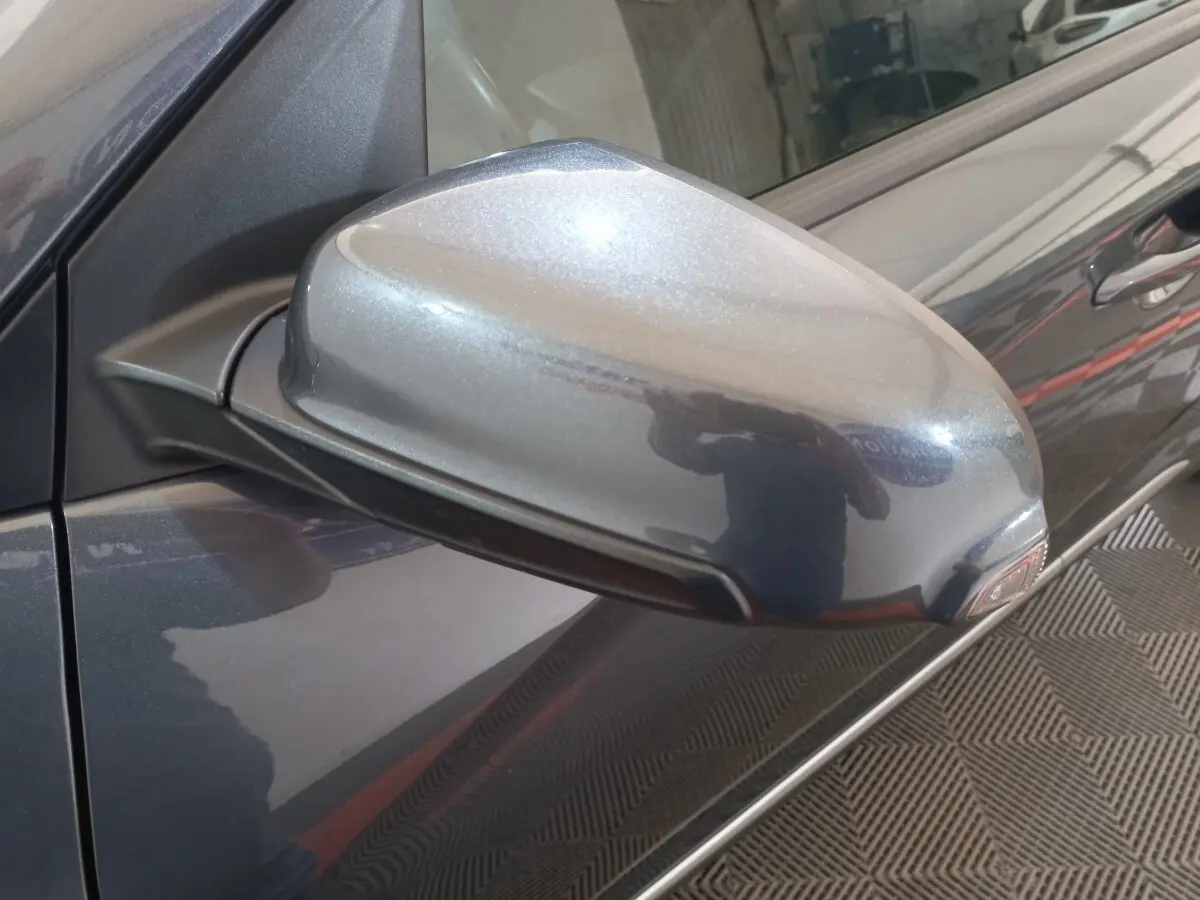 Rétroviseur droit gris foncé du Hyundai Kona 2022, avec clignotant intégré, vue rapprochée côté conducteur.