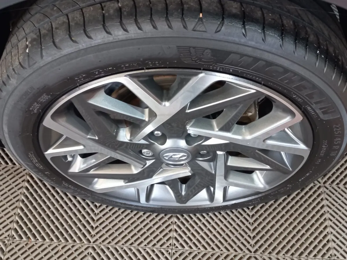 Gros plan sur la jante alliage grise de Hyundai Kona 1.6 Hybrid 2022 avec pneu Michelin 225/45 R18.
