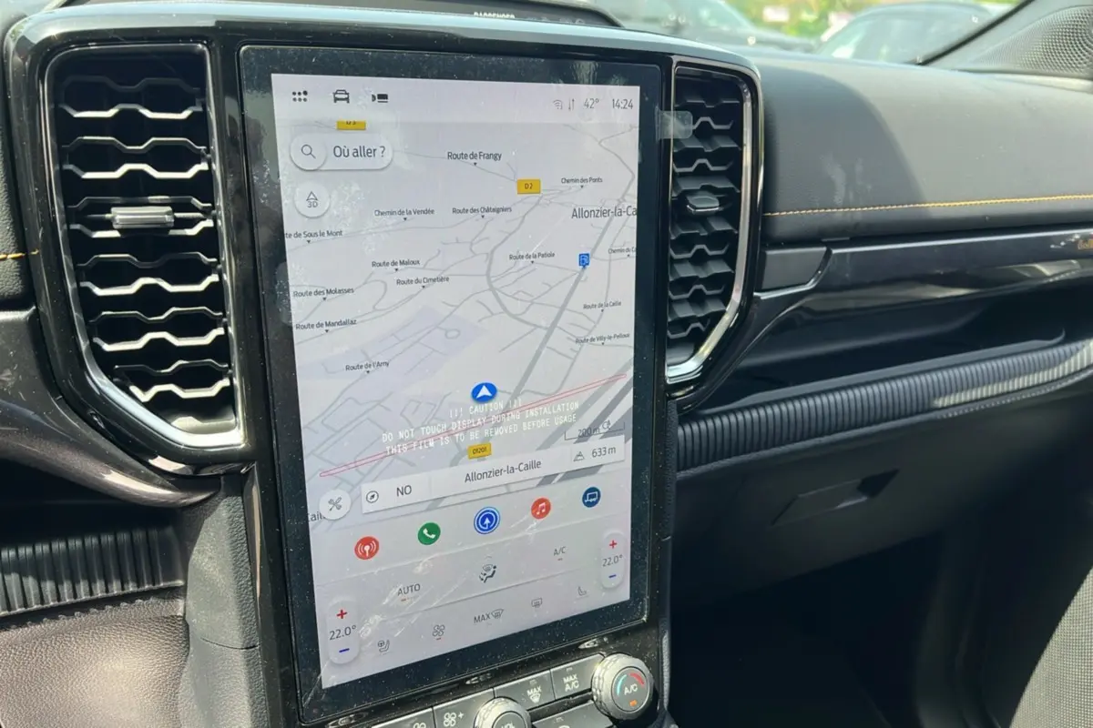 Vue rapprochée de la console centrale du Ford Ranger Wildtrak 2025 avec écran tactile GPS et finition noire brillante.