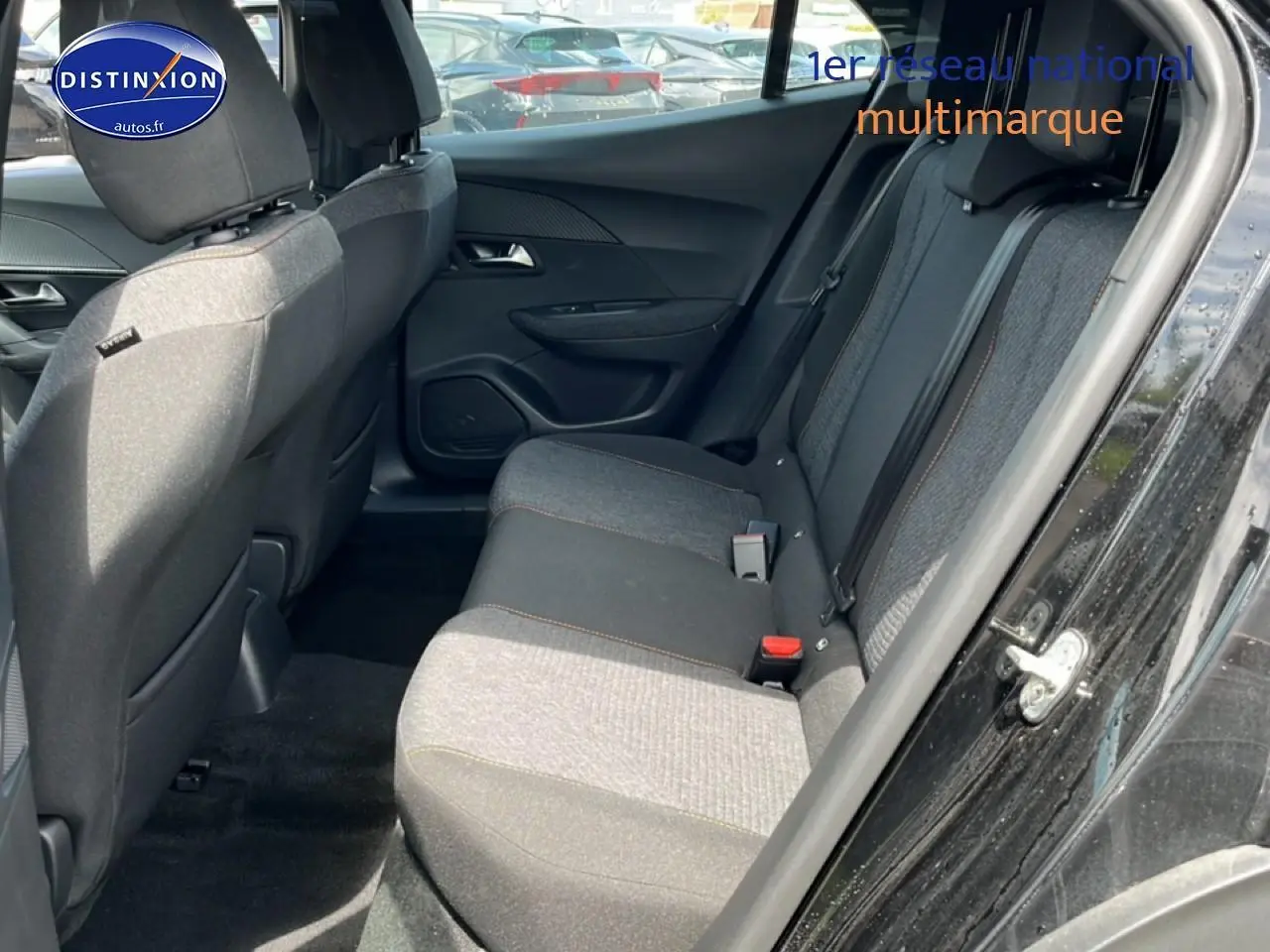 Vue intérieure côté droit des sièges arrière gris du Peugeot 2008 noir 2025, avec porte ouverte.