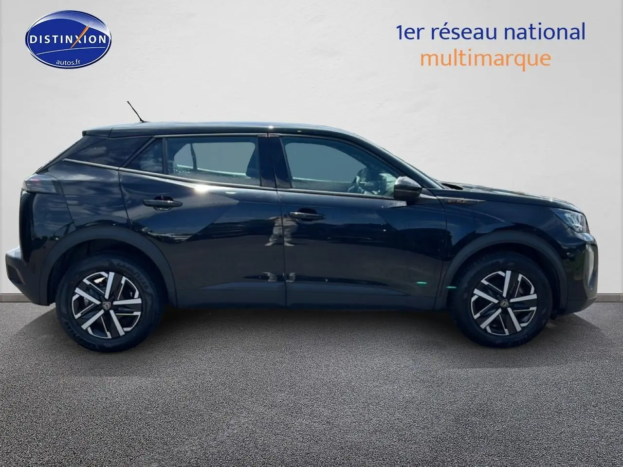 Peugeot 2008 noir vue de profil côté gauche, soulignant ses jantes modernes et sa silhouette compacte.