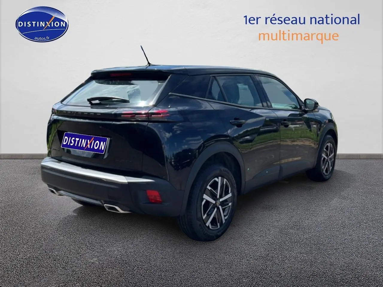 Peugeot 2008 noir vue 3/4 arrière droit, avec feux arrière LED et jantes alliage distinctives.