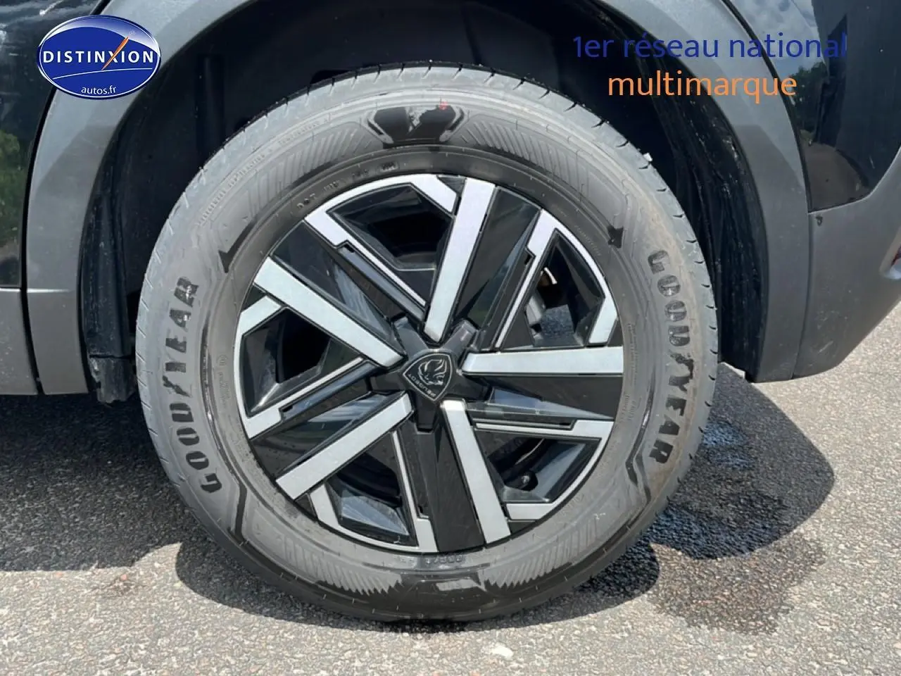 Gros plan sur la roue avant droite noire avec jante alliage bicolore du Peugeot 2008 1.2 hybrid 145 style e-dcs6.