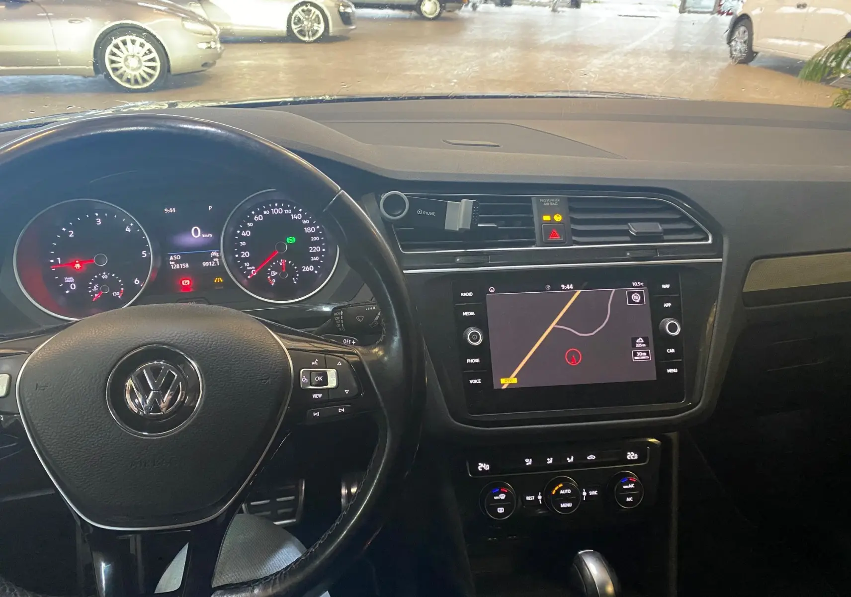 Intérieur noir du Volkswagen Tiguan 2020, vue du poste de conduite avec tableau de bord et écran GPS central.