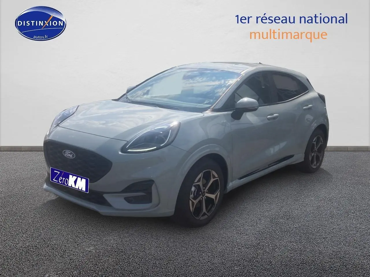 Ford Puma gris cactus en 3/4 avant droit avec jantes 17 pouces et phares LED allumés.