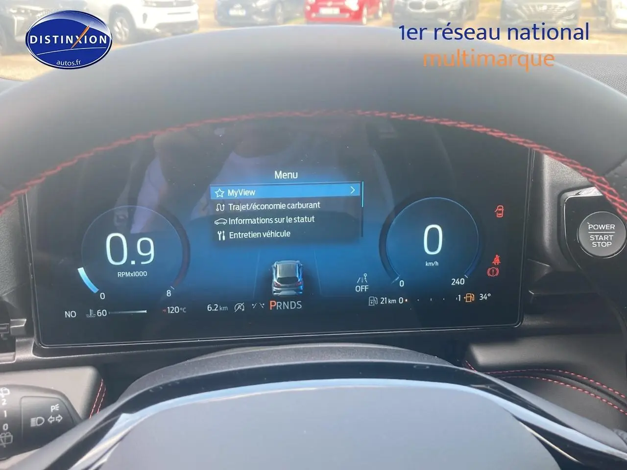 Tableau de bord numérique du Ford Puma gris cactus 2025, affichant le menu MyView et le compteur de vitesse à zéro km/h.