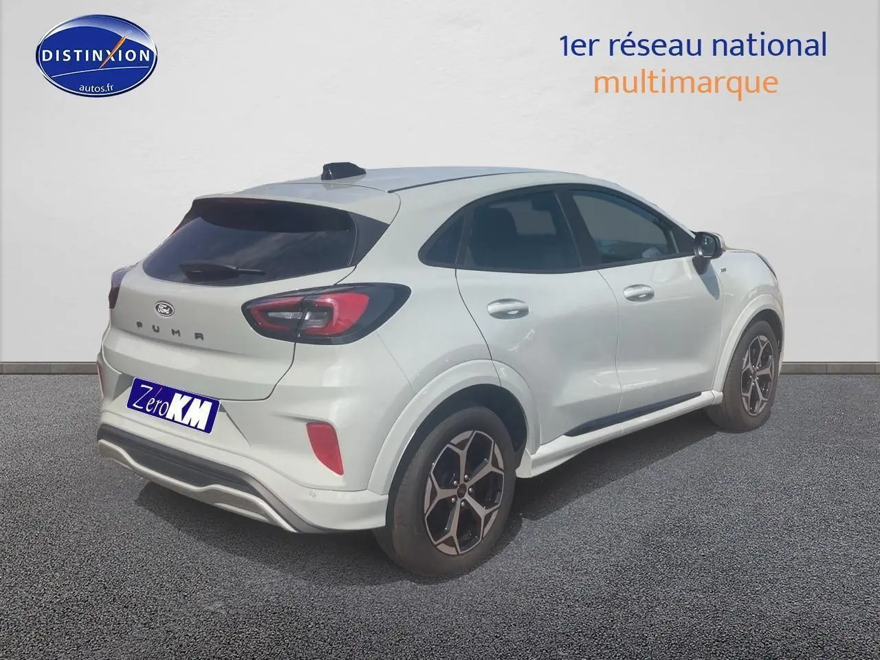 Vue 3/4 arrière droite du Ford Puma gris cactus avec jantes 17 pouces et feux arrière LED distinctifs.