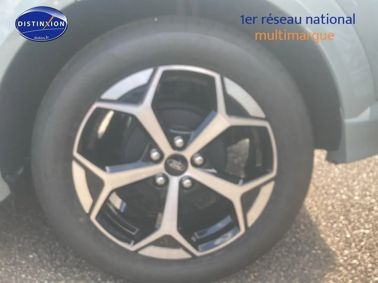 Gros plan sur la jante 17 pouces bicolore du Ford Puma gris cactus 2025 version ST-Line.