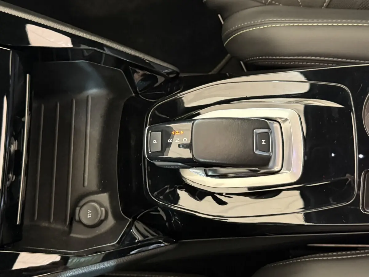 Gros plan sur la commande de la boîte automatique noire au centre de la console intérieure du Peugeot 2008 GT Pack.