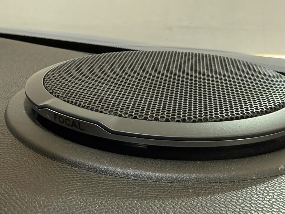 Gros plan sur le haut-parleur Focal intégré au tableau de bord d'un Peugeot 2008 bleu, version GT Pack.