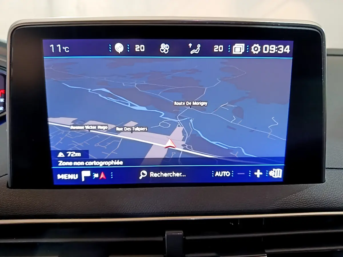 Écran tactile 8 pouces du système de navigation du Peugeot 5008 gris clair, vue intérieure du tableau de bord.