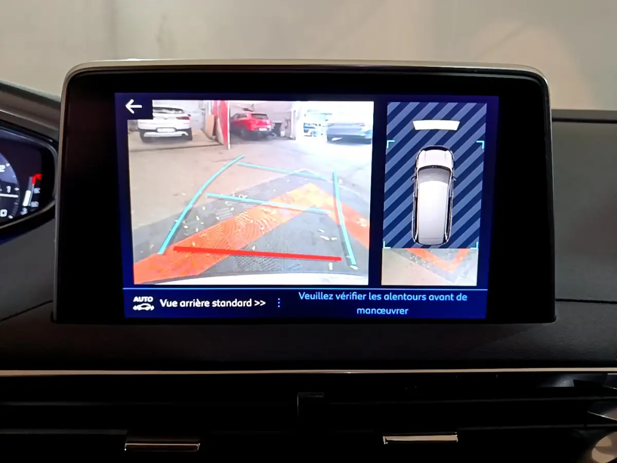 Écran tactile intérieur du Peugeot 5008 affichant la caméra de recul et la vue 360° en mode assistance au stationnement.