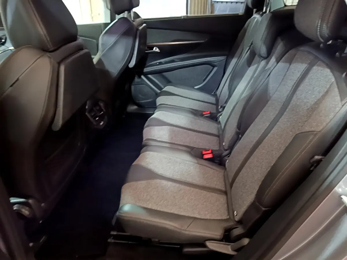 Vue latérale des sièges arrière gris clair et noirs du Peugeot 5008 2020, version Puretech Allure, avec appuie-têtes intégrés.