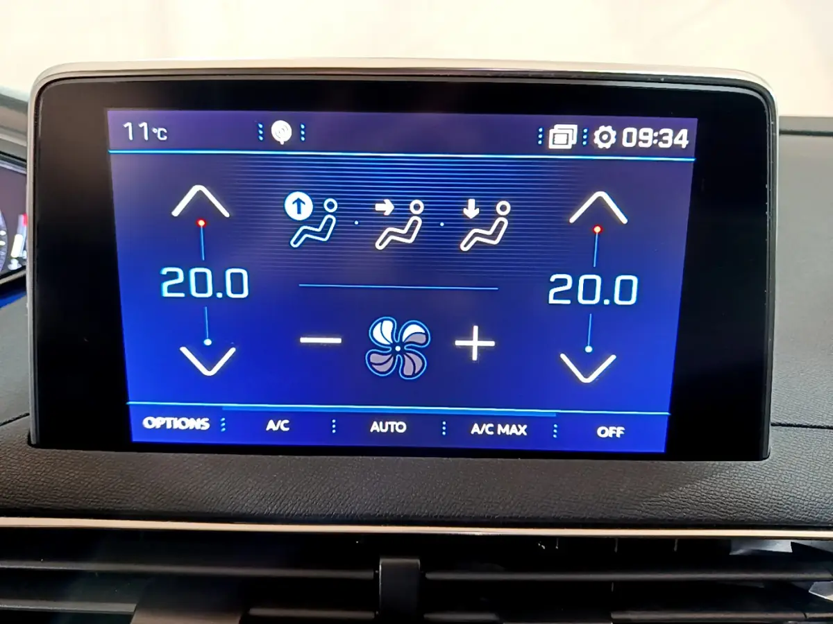 Écran tactile central du tableau de bord du Peugeot 5008 gris clair, affichant la climatisation à 20°C en mode bi-zone.