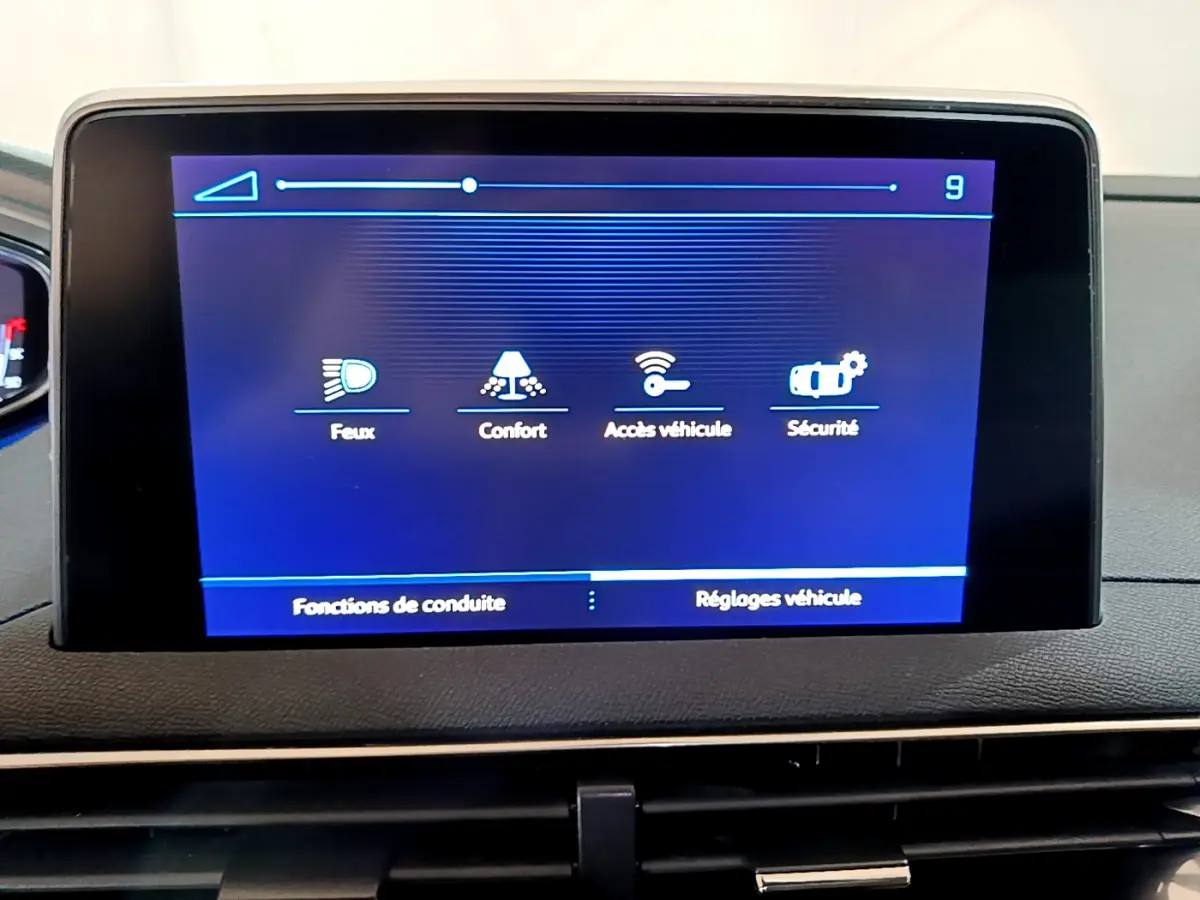 Écran tactile central du tableau de bord du Peugeot 5008 gris clair, affichant les réglages véhicule en mode confort et sécurité.