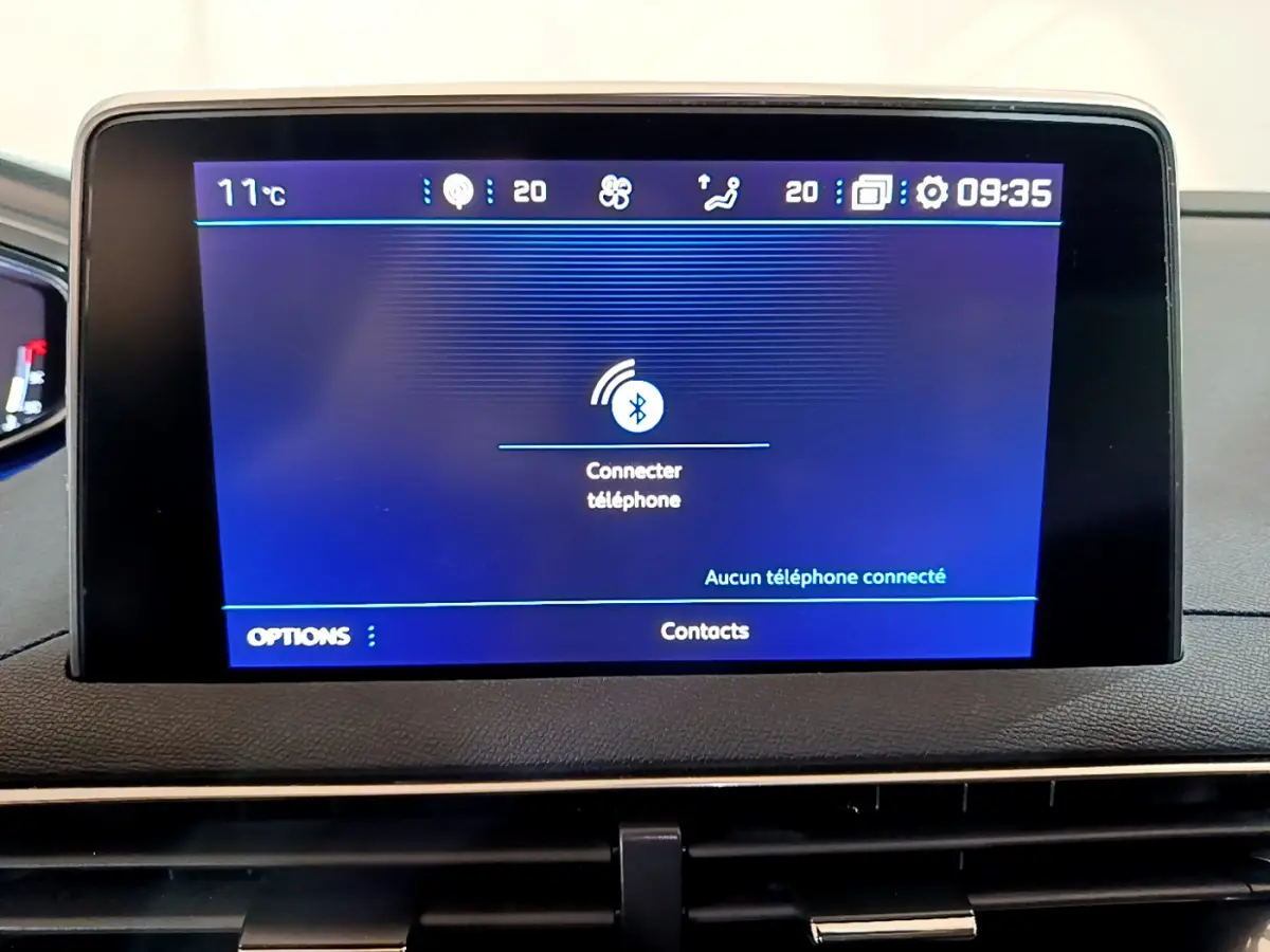 Écran tactile central du tableau de bord du Peugeot 5008 gris clair, affichant la connexion Bluetooth au téléphone.