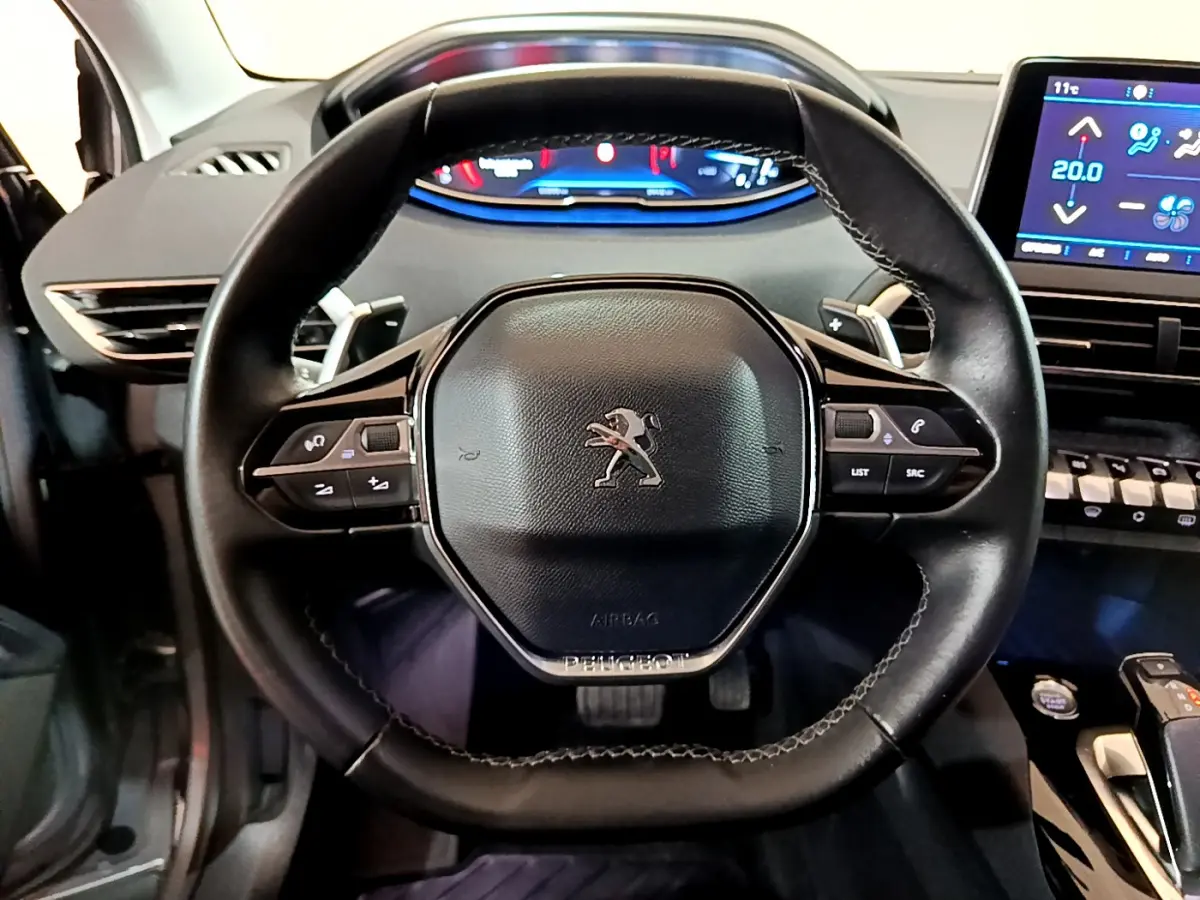 Volant cuir noir Peugeot 5008 2020 vu de face, avec tableau de bord digital et écran tactile couleur à droite.