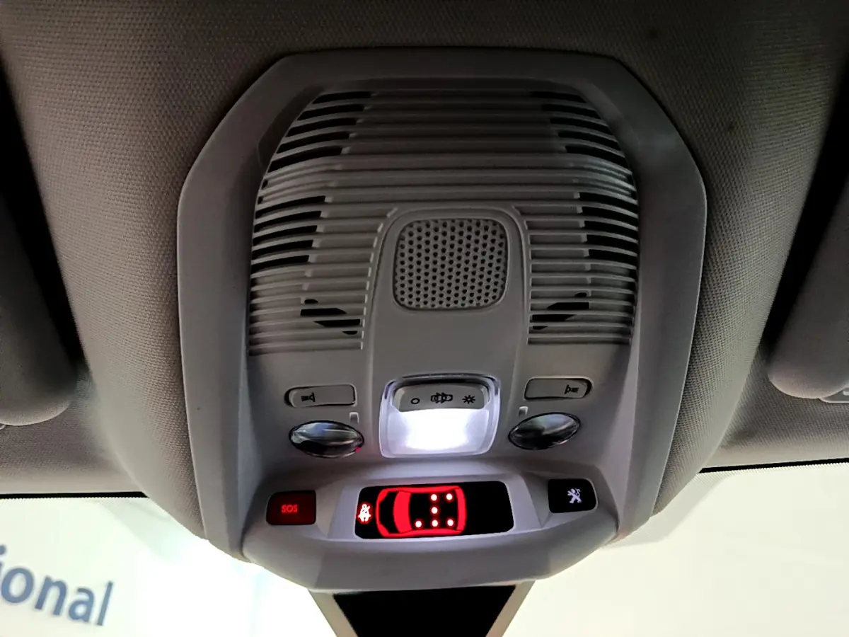 Vue en gros plan du plafonnier gris clair avec commandes lumineuses et bouton SOS du Peugeot 5008 Puretech 130 Allure 2020.