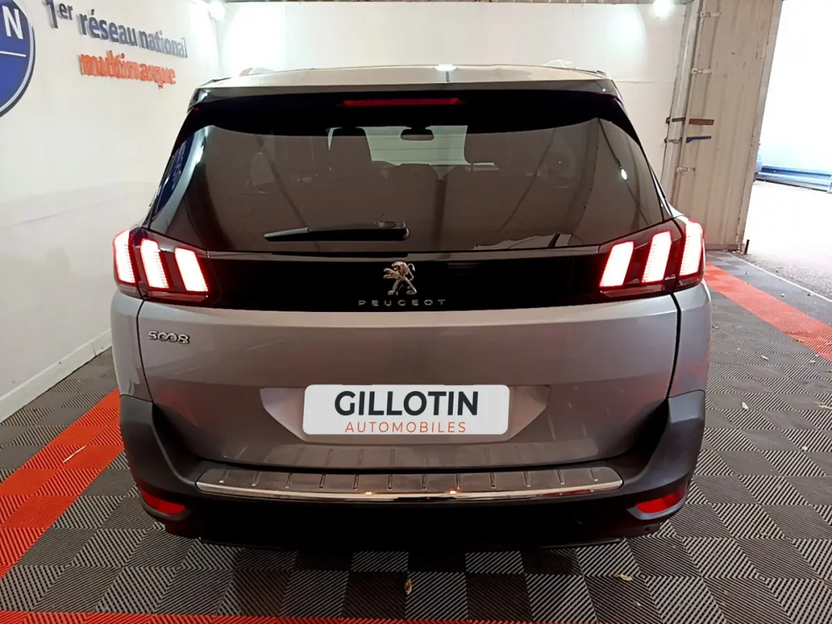 Vue arrière d'un Peugeot 5008 gris clair avec feux LED distinctifs et plaque GILLOTIN AUTOMOBILES visible