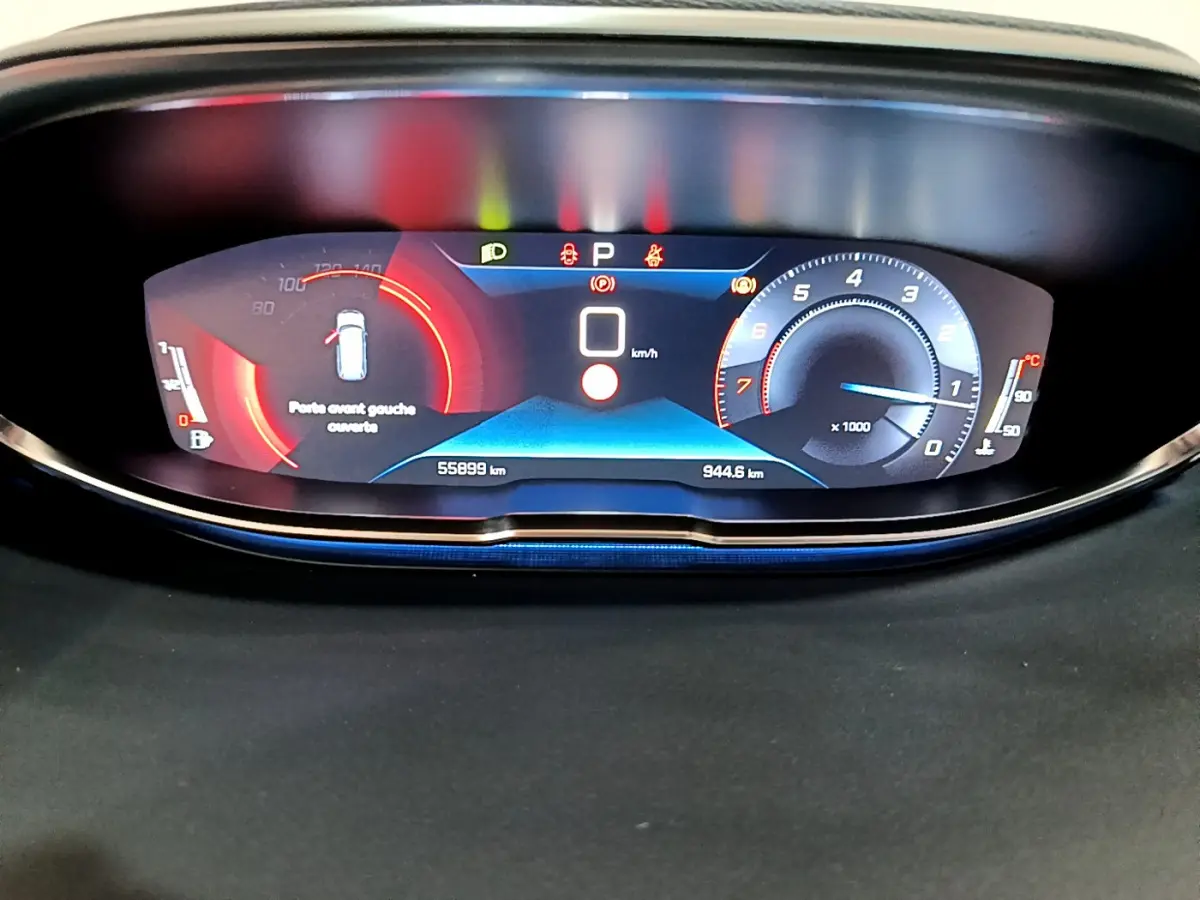 Affichage numérique du tableau de bord Peugeot 5008 2020, indiquant porte avant gauche ouverte et compteurs colorés.