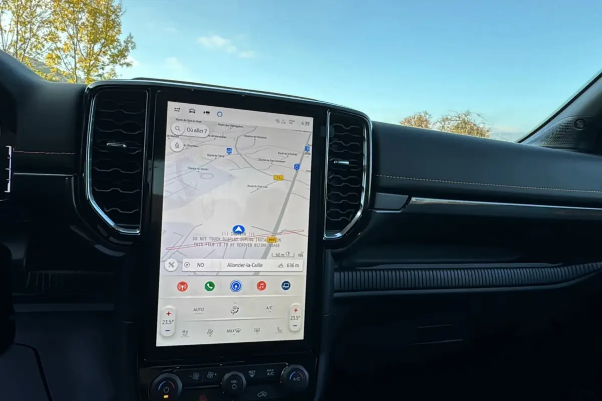 Intérieur du Ford Ranger PHEV 2025, vue centrale sur l’écran tactile GPS 12 pouces avec tableau de bord noir.