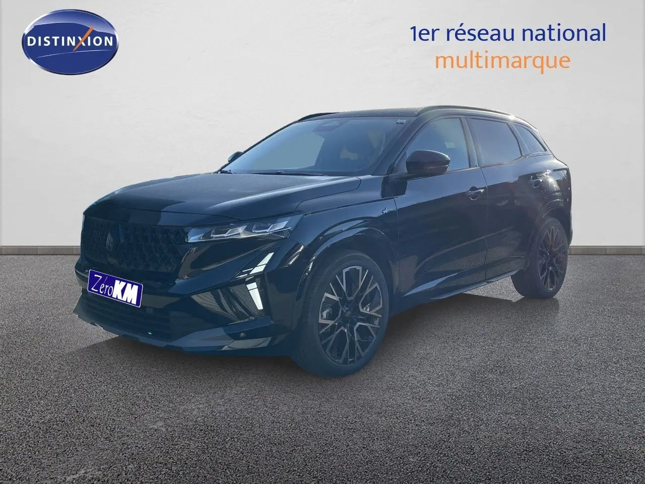 Renault Austral E-Tech hybride noir étoile métal en 3/4 avant droit, avec jantes noires et signature lumineuse LED distinctive.