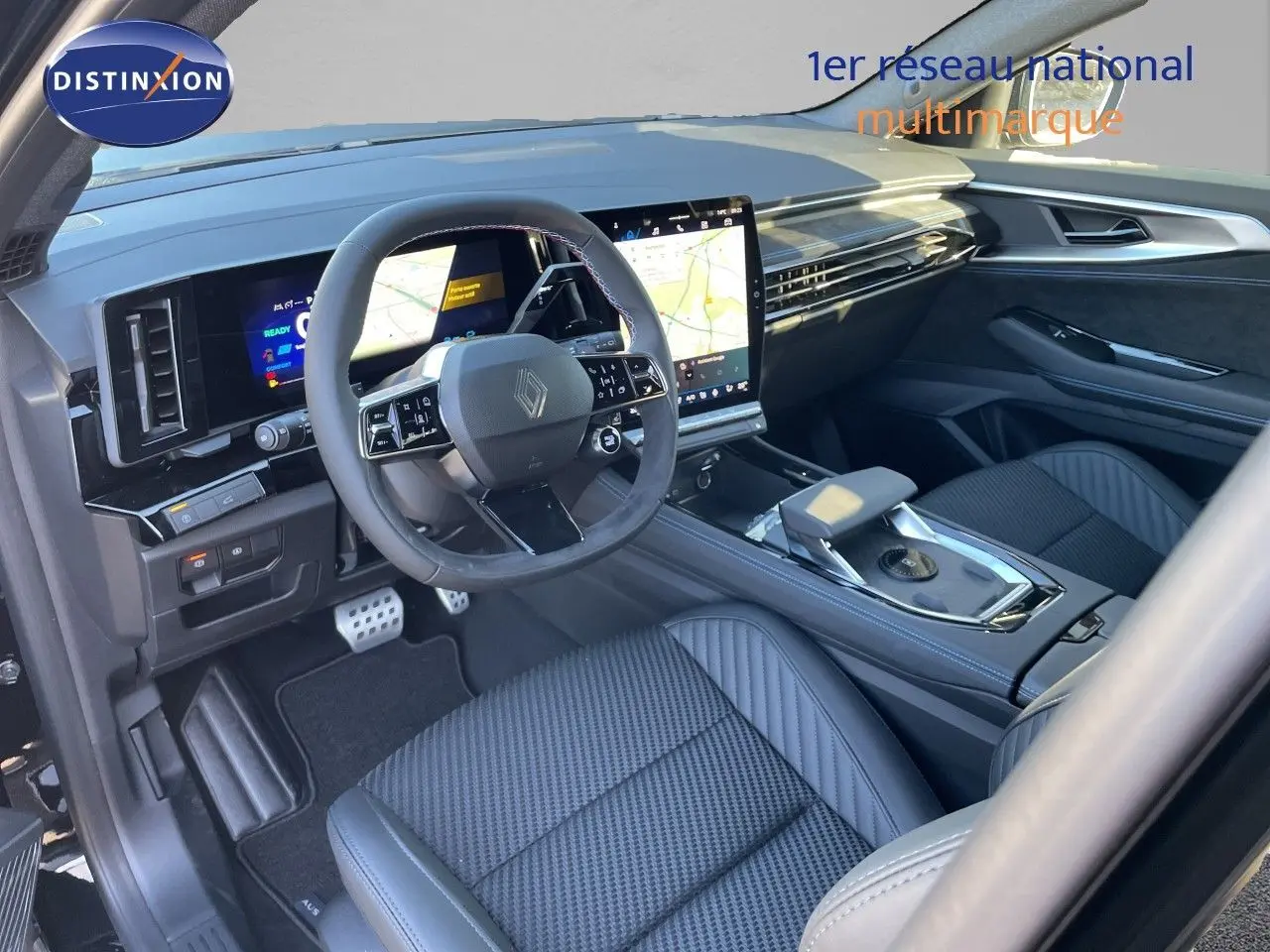 Vue intérieure côté conducteur du Renault Austral E-Tech hybride, avec tableau de bord numérique et écran tactile central.