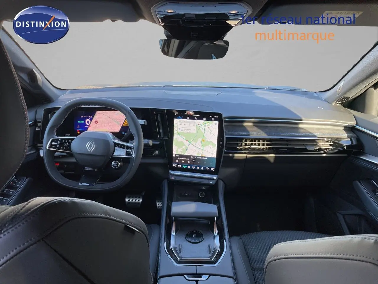 Vue intérieure avant du Renault Austral E-Tech Full Hybrid 2026, tableau de bord noir avec écran tactile central vertical et volant multifonction.