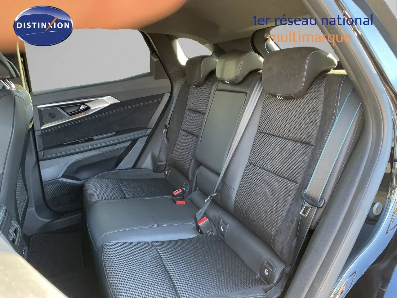 Vue latérale droite de l'intérieur arrière du Renault Austral noir étoile métal, sièges en cuir et tissu avec appuie-têtes intégrés.