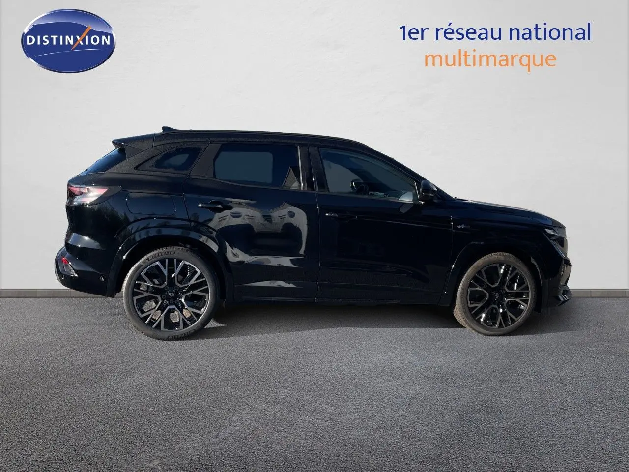 Renault Austral E-Tech hybride noir étoile métal vu de profil côté gauche, jantes alliage distinctives.