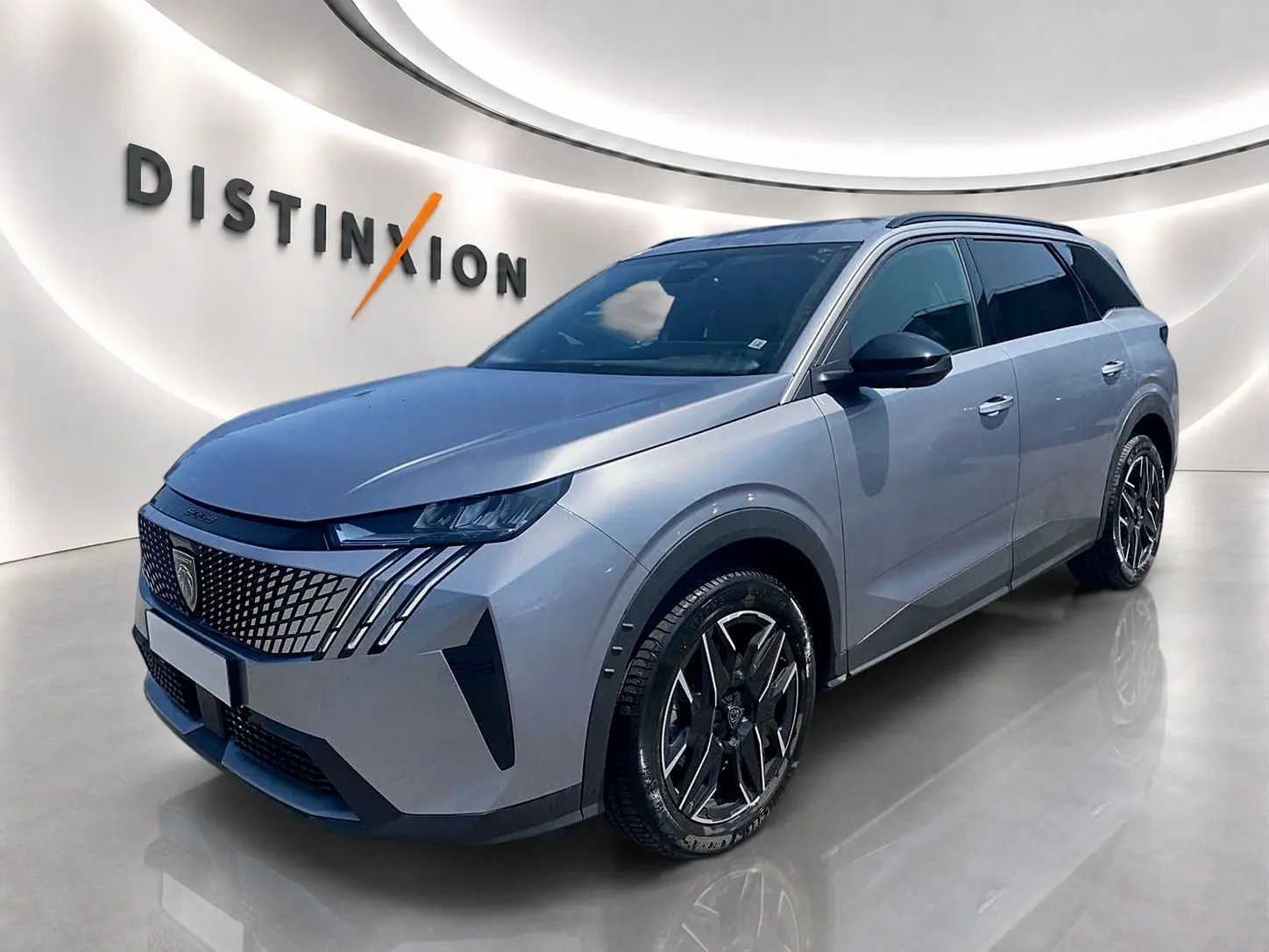 Peugeot 5008 Hybrid 145 allure e-dcs6 gris artense en 3/4 avant droit, jantes alu et calandre distinctive.
