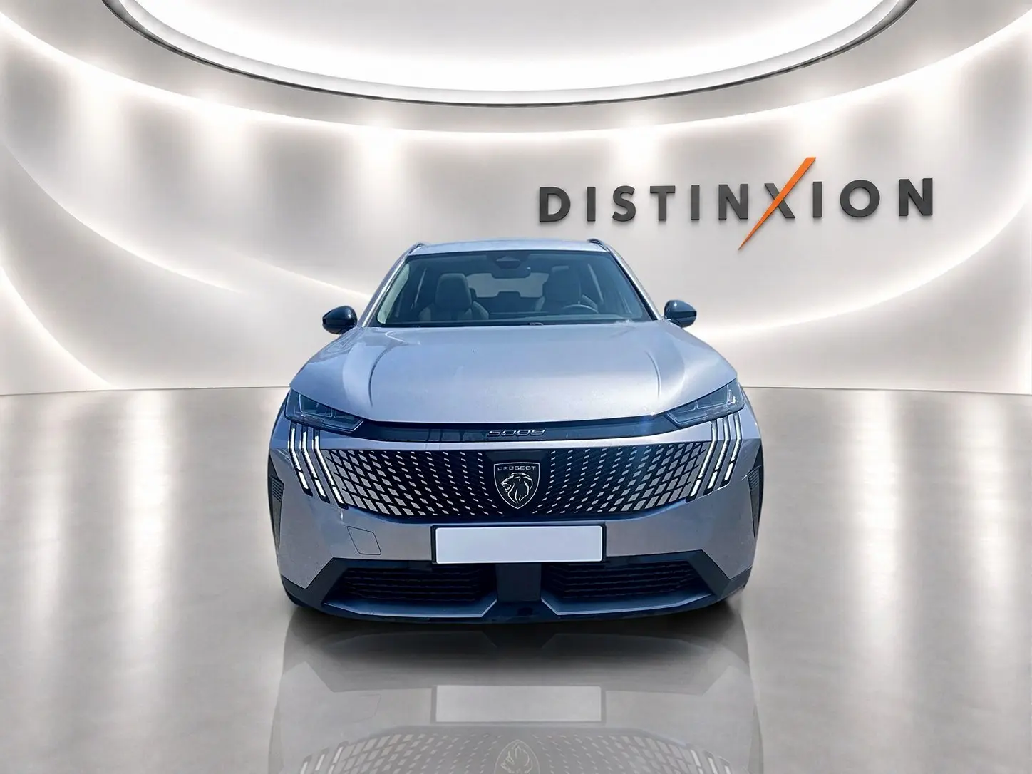 Vue avant du Peugeot 5008 Hybrid 145 allure e-dcs6 gris artense avec calandre distinctive et phares LED.