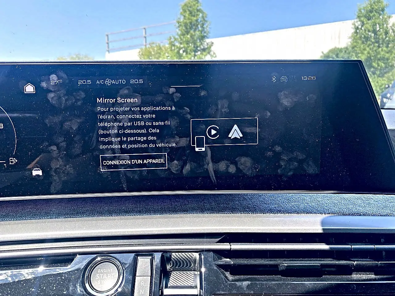 Vue rapprochée de l’écran tactile et du bouton start/stop du tableau de bord du Peugeot 5008 gris Artense 2025.