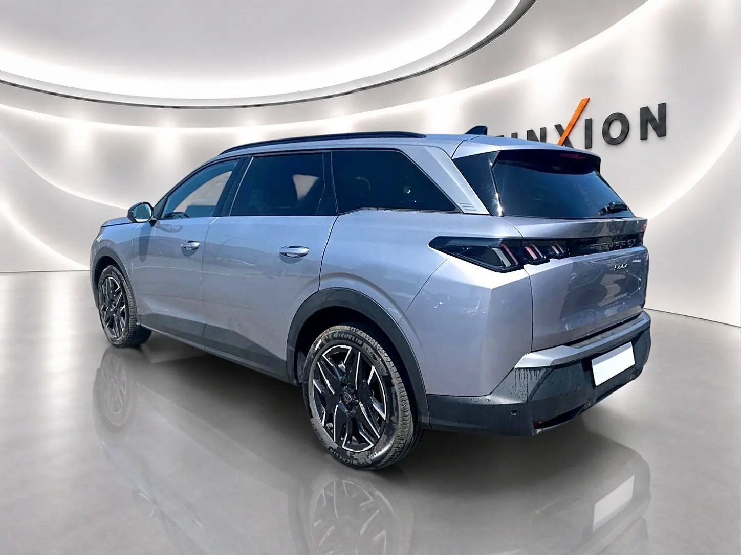 Peugeot 5008 Hybrid 145 allure e-dcs6 gris artense, vue 3/4 arrière droit avec jantes alu noires.