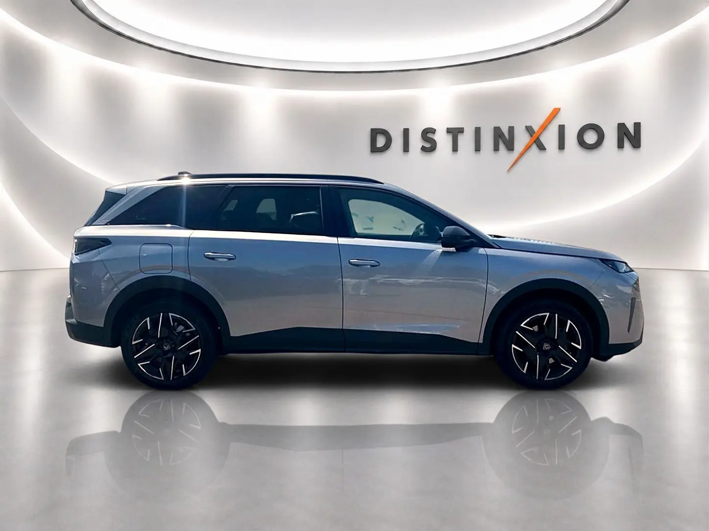 Profil droit du Peugeot 5008 Hybrid 145 allure e-dcs6 gris artense avec jantes alu et toit noir brillant.