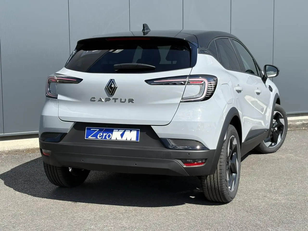 Vue 3/4 arrière droite du Renault Captur Gris Rafale avec toit noir et jantes aluminium noires.