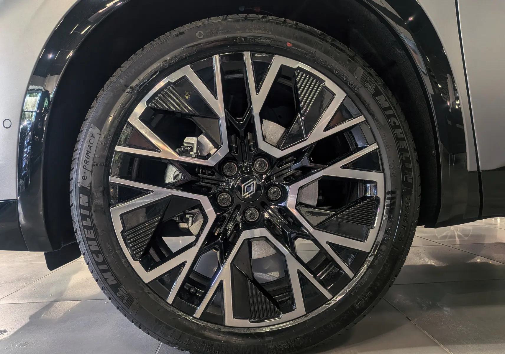 Gros plan sur la jante avant droite du Renault Austral 2025 gris Schiste Satin avec design noir et argenté distinctif.