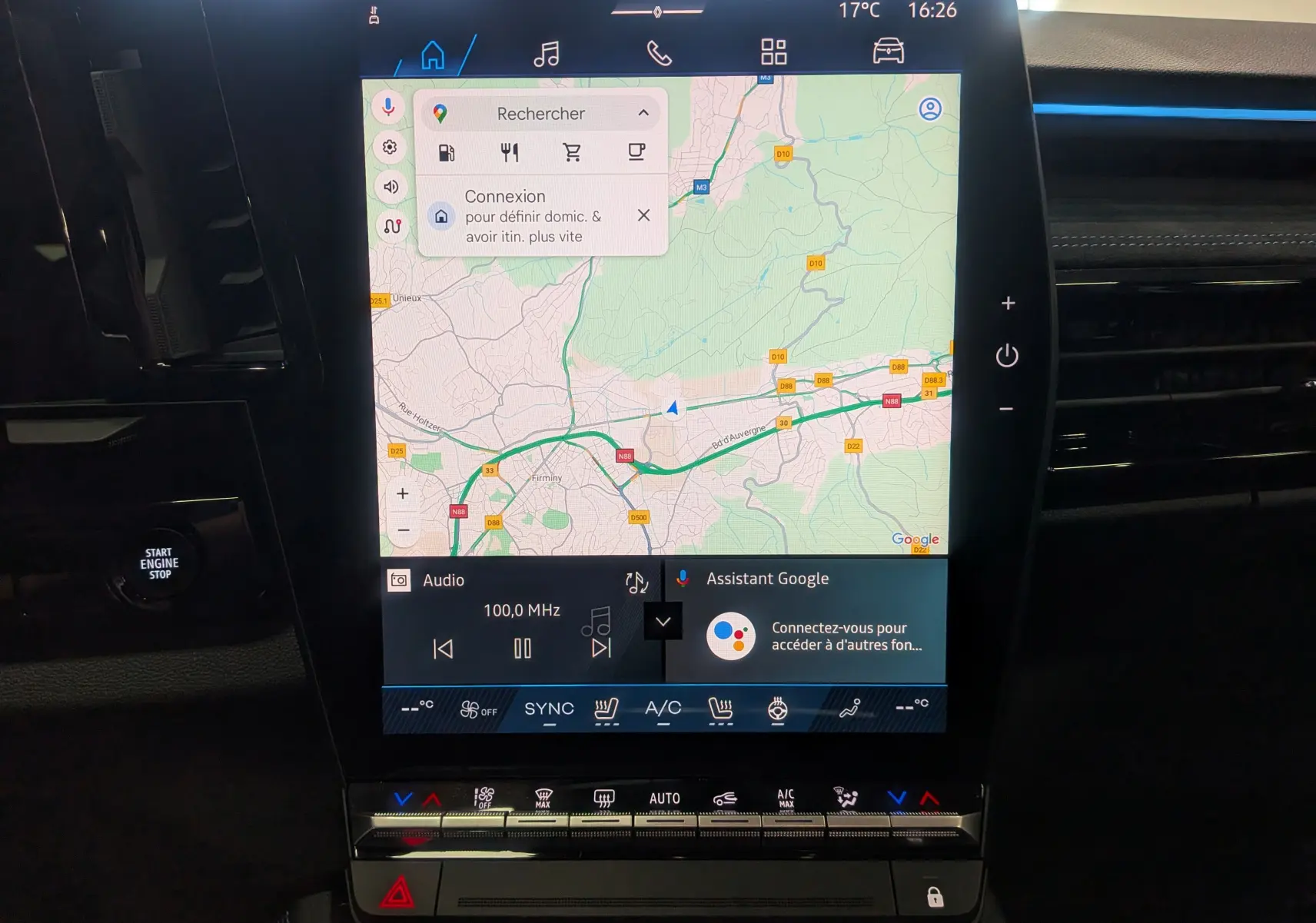 Écran tactile central du Renault Austral 2025 affichant la navigation GPS et commandes climatisation dans un intérieur noir.