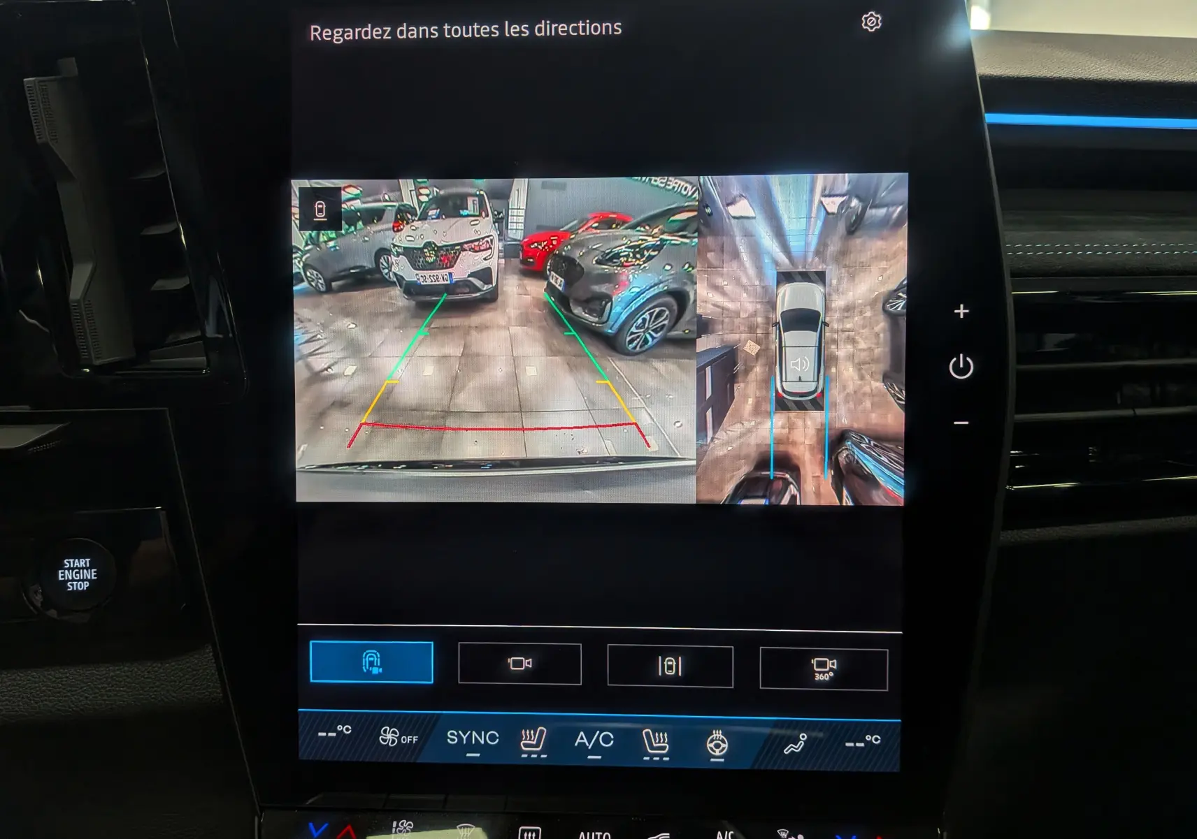 Écran multimédia du Renault Austral gris schiste satin montrant la caméra de recul et la vue 360° intérieure.