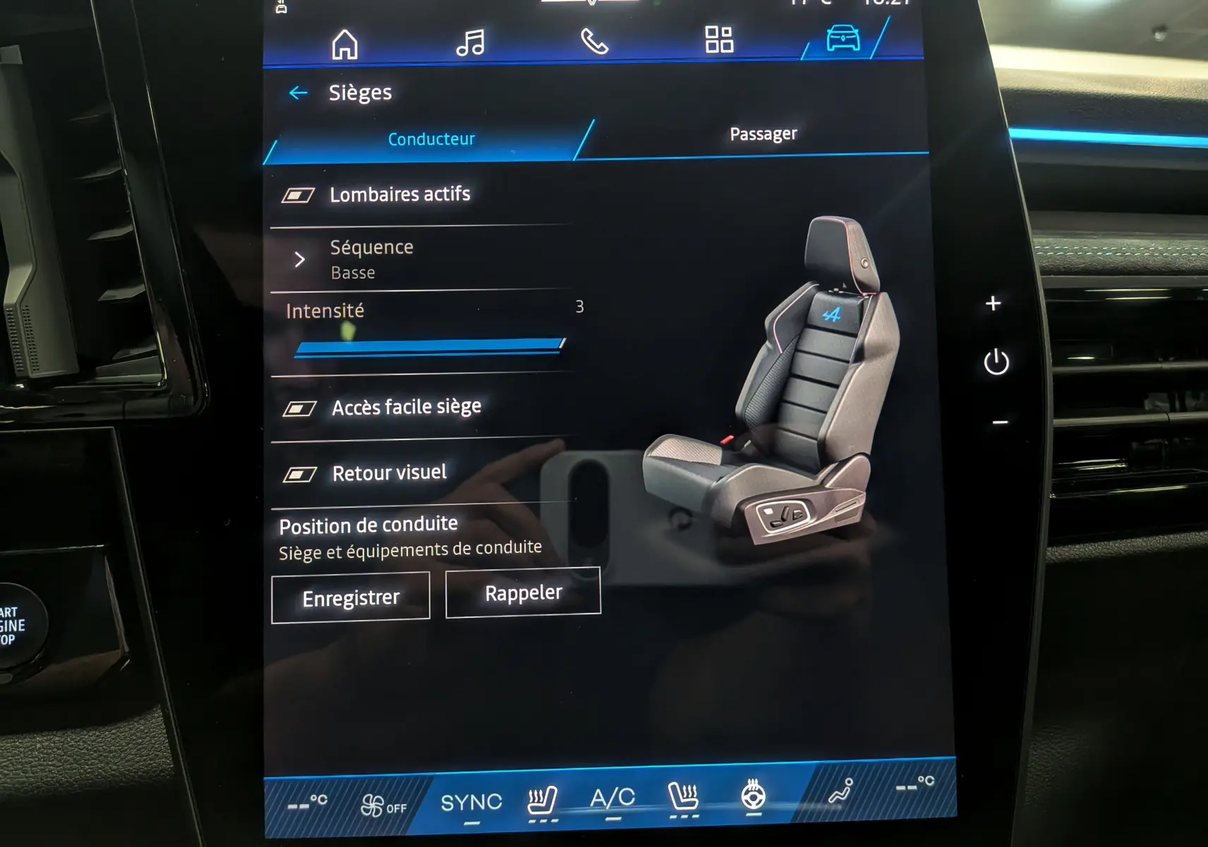 Écran tactile du Renault Austral 2025 affichant les réglages des sièges avec illustration du siège conducteur Alpine.