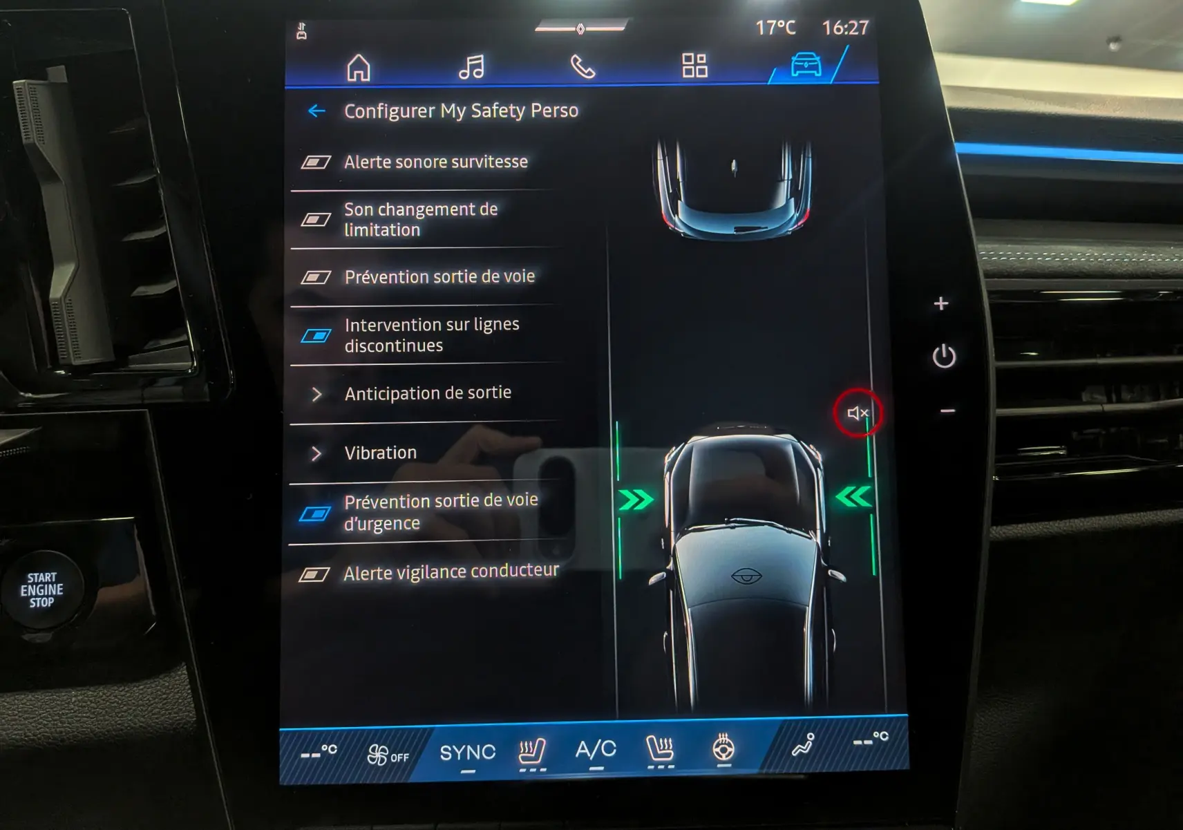 Écran tactile intérieur du Renault Austral hybride 2025 montrant les options de sécurité et l'affichage du véhicule en vue de dessus.